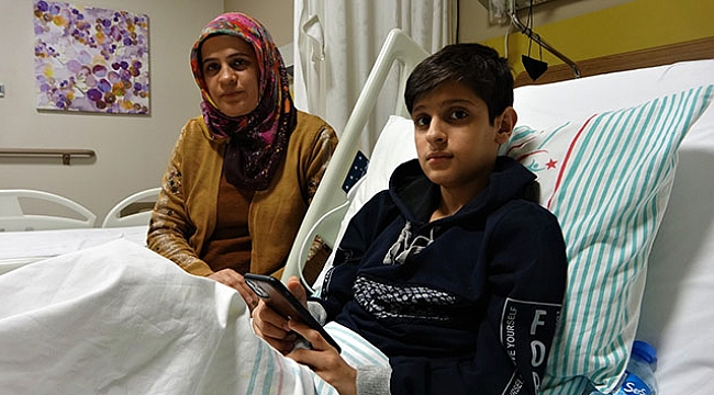 Depremzede Kerim, Cumhurbaşkanı Erdoğan'ın gönderdiği 'Telefon'la ders çalışmaya başladı.