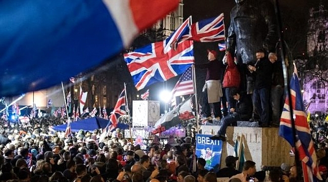 İngiliz halkı, Avrupa Birliği'nden çıkış anlamına gelen Brexit'i kutluyor.