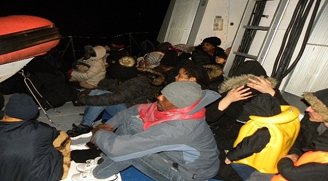 İzmir'de 98 kaçak göçmen yakalandı.