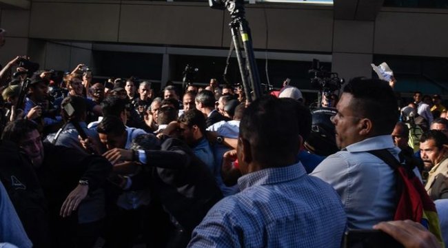 Juan Guaido Venezuela'ya döndü! Havalimanında şok saldırı