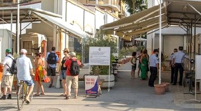 Kıbrıs'ta, Covid-19 nedeniyle kuzey ve güney sınırları kapatıldı.