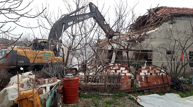 Manisa'da ağır hasarlı evlerin yıkımı devam ediyor.