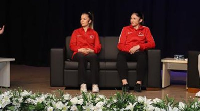 Milli karateciler spor severlerle bir araya geldi