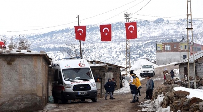 Şehidin haberi ailesine ulaştı, köyü Türk bayrakları ile donatıldı.