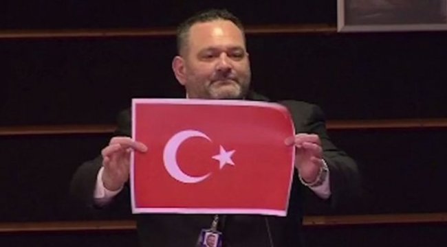 Son dakika! AP'den Türk bayrağını yırtan Yunan milletvekiline 4 günlük men cezası