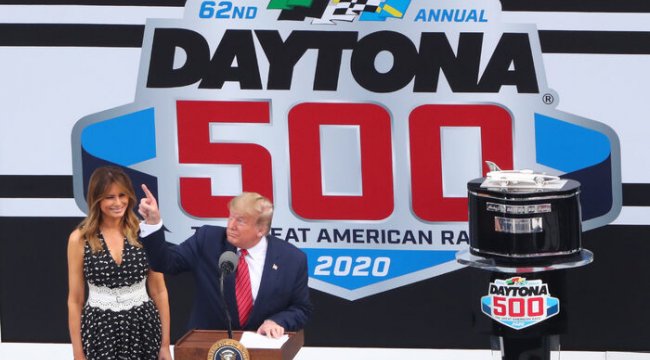 Trump geleneksel yarışlarda limuzinle şov yaptı!