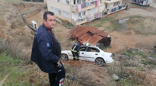 'U' dönüşü yapan otomobile çarpmamak için ölümden döndüler: 1 yaralı.