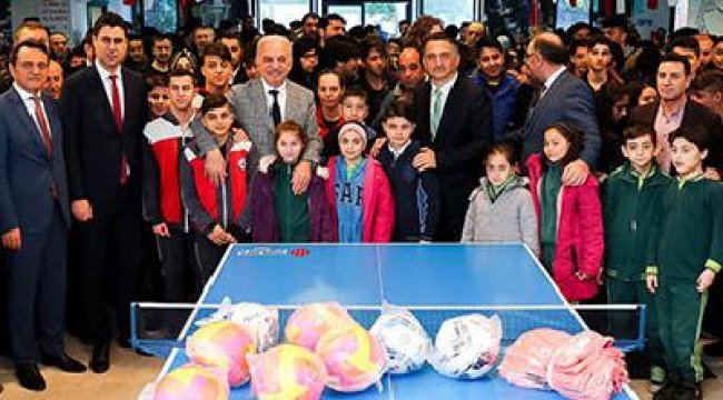 Ümraniye Belediyesi okullara spor malzemesi dağıttı