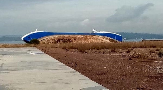 Yalova'da fırtınada sürüklenen gemi yan yattı.