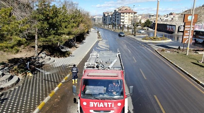 Yaya kaldırımları ve yollar tazyikli su ile yıkanarak temizleniyor.