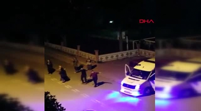 ANTALYA Destek mi, köstek mi? Sokakta "erik dalı" ile oynadılar.