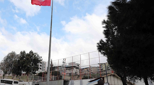Bayraklı'da Şehitler Anıtı yenilendi.
