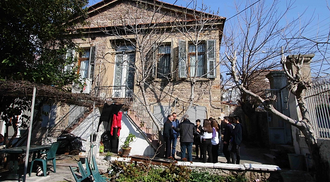 Bayraklı’nın tarihi evleri arşivleniyor.
