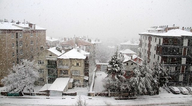 Beyşehir'de kar yağışı ilçeyi beyaza bürüdü.