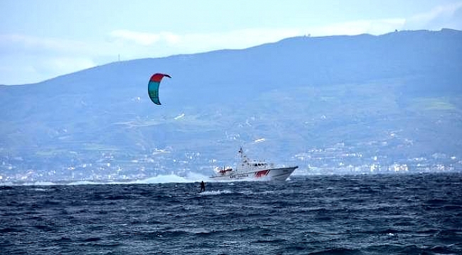 Bodrum'da bir yanda sörf ve diğer yanda göçmen devriyesi.