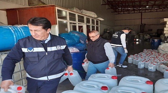 Buca'da kaçak dezenfektan ve maske baskını.