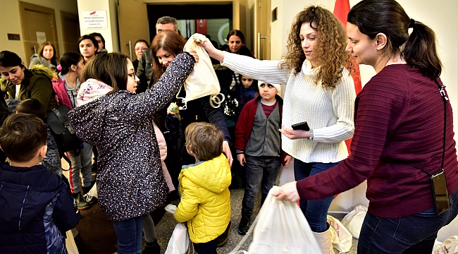 Çocuklara eğitim, büyüklere afiş     Bornovalı çocuklara deprem eğitimi.