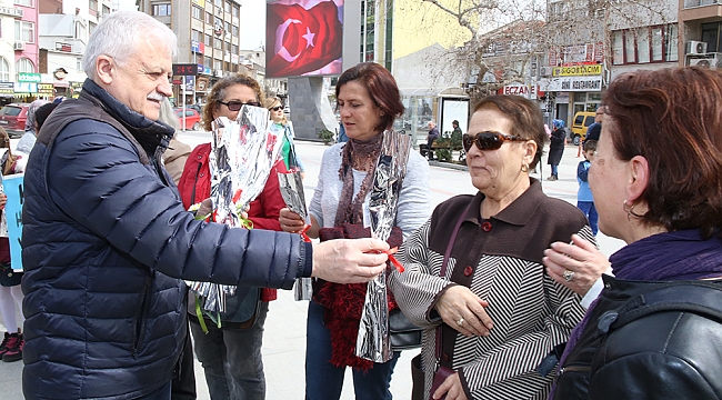 DEVECİLER'DEN KADINLARA ÇİÇEK VE FULAR JESTİ.