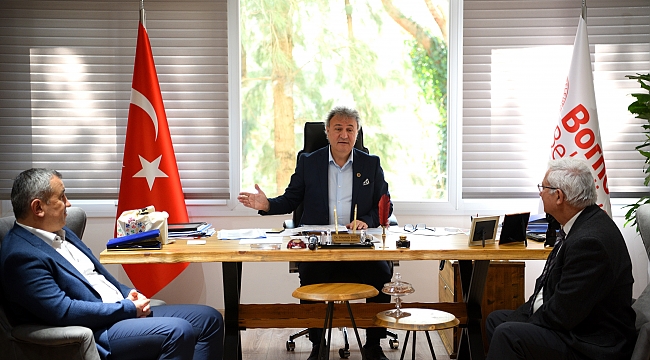 Dijital Sınıf’a BAL gibi övgü Bornova Anadolu Lisesi Eğitim Vakfı’dan Başkan İduğ’a plaketli teşekkür.