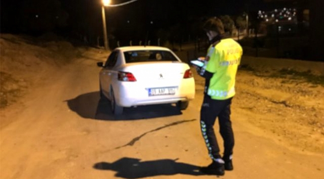 Dur ihtarına uymayan kadın sürücünün ehliyetsiz olduğu ve 2 dosyadan arandığı ortaya çıktı.