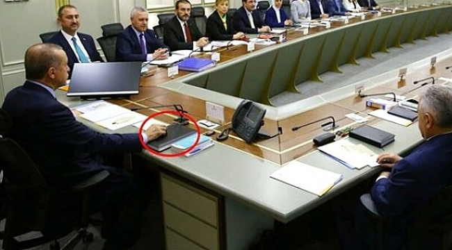 Erdoğan, siyasi hayatında kendisine eşlik eden kara kaplı defterden ayda 2 tane bitiriyor.