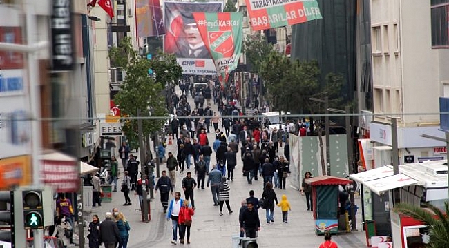 Evde kalın çağrılarına rağmen İzmir'deki yoğunluk göze çarptı.