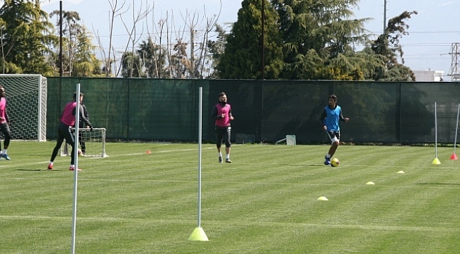 Futbolcular maçlara çıkmak istemiyor.