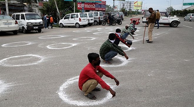 Hindistan'da sokağa çıkma yasağına uymayanları polis demirle dövdü.