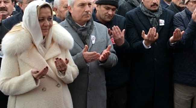 İYİ Partili Aylin Cesur, şehit cenazesindeki fotoğraflarla ilgili suskunluğunu bozdu.