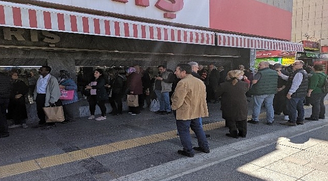 İzmir'de kolonya kuyruğu.