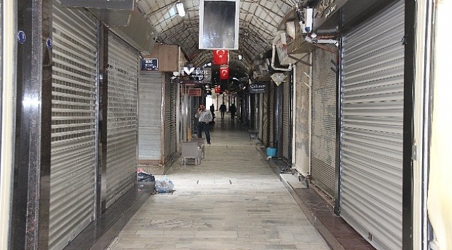 İzmir'de kuyumcular kepenk kapattı.