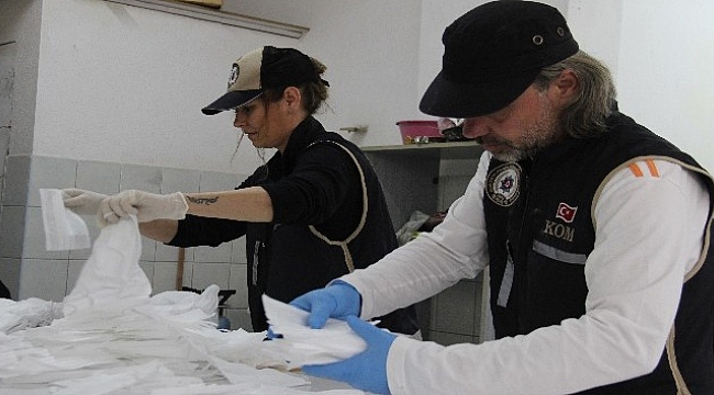 İzmir'de 'merdiven altı' maske üreten adrese operasyon: bin 500 maske ele geçirildi.