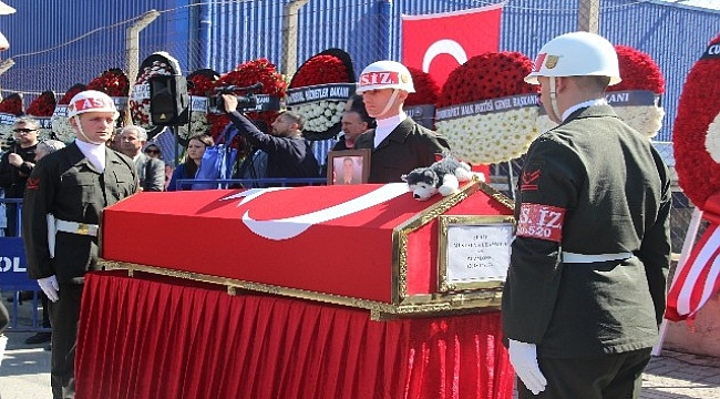 İzmirliler şehidini uğurladı.