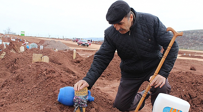 Kadınlar Günü'nde, öldürülen kızının mezarında gözyaşı döktü.