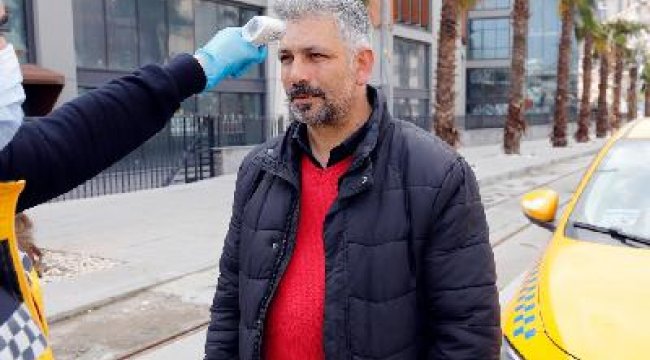 Kağıthane’deki taksicilerin ateşi ölçüldü, taksiler tek tek dezenfekte edildi