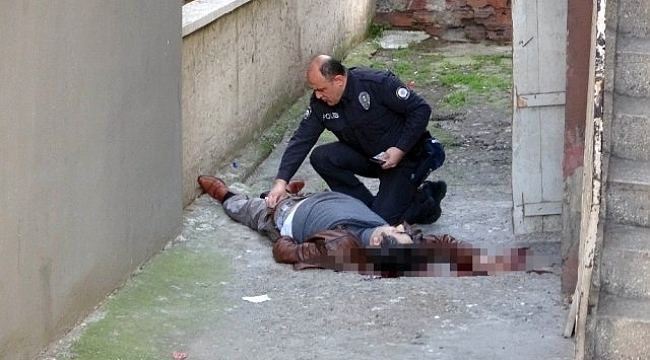 Misafir olduğu evin önünde kanlar içinde ölü bulundu.