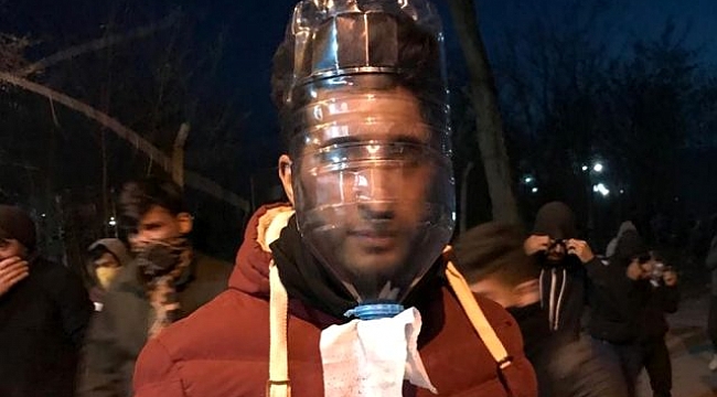 Mülteci gençlerden '5 litrelik' pet şişeden gaz maskesi.