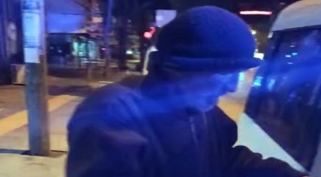 Sokakta yalnız yaşayan yaşlı vatandaşa İzmir polisi sahip çıktı.