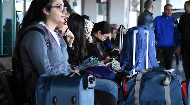Tatil kararının ardından, öğrenciler memleketlerine dönüyor.