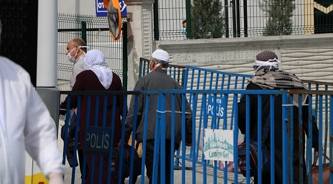 Umreden dönen yolcular Konya'da yurtlara yerleştiriliyor.