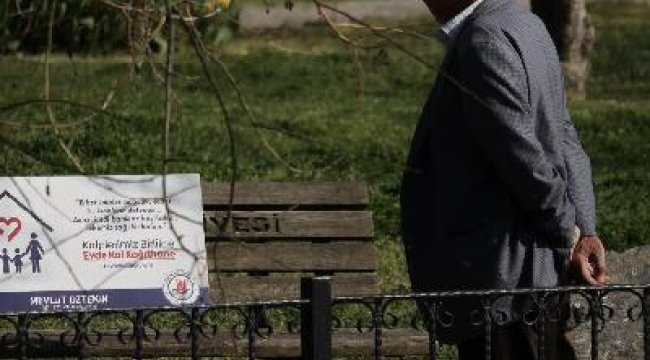 Vatandaşların eve dönmesi için banklara levhalar yerleştirildi
