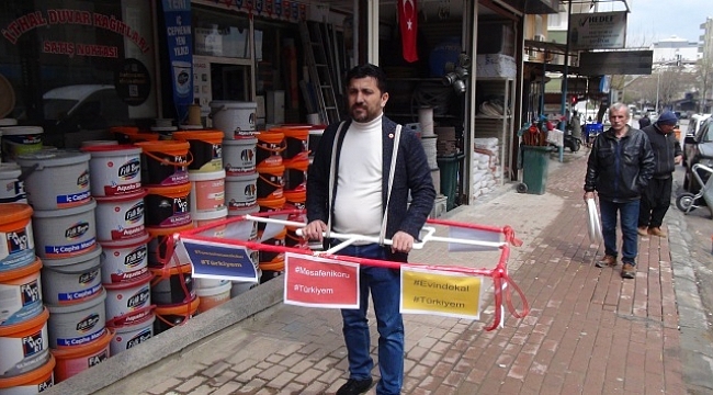 Virüsten korunmak için 1,5 metrelik su borusu ile dolaşıyor.