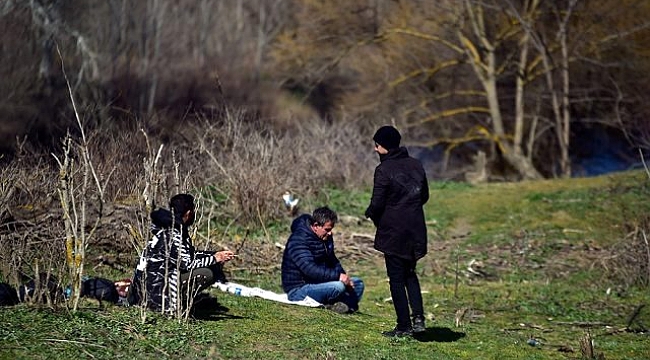 Yunanlar, üzerinde Türk bayrağı baskılı tişört bulunan mülteciyi darp etti.
