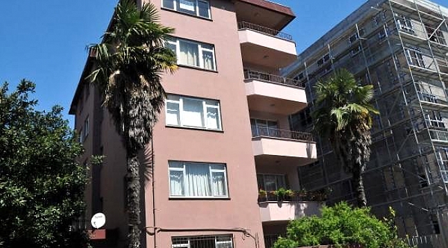 Bakırköy'de siparişe gelen kurye yaşlı kadını boğarak öldürdü.