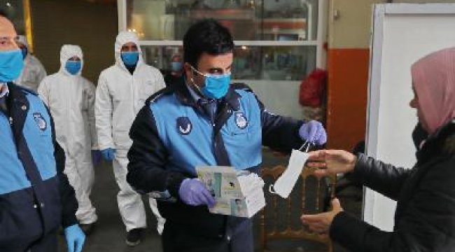 Başakşehir Belediyesi, semt pazarlarında ücretsiz maske dağıttı