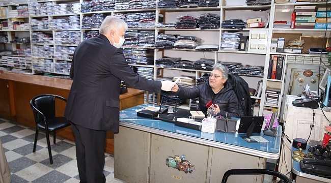 BAŞKAN DEVECİLER ÜRETTİKLERİ MASKELERİ ESNAFA DAĞITTI.