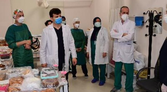 Belediye personelinden sağlık çalışanlarına jest
