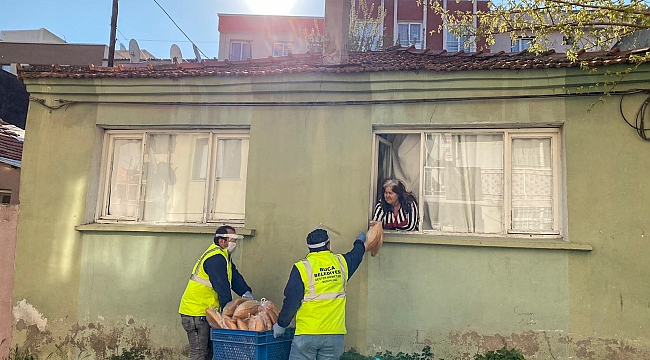 - Buca Belediyesi’nden geceden sabaha ekmek mesaisi - Bucalı yasağın ilk gününde ekmek kokusuyla uyandı - Buca Belediyesi’nden ihtiyaç sahiplerine 40 bin ekmek.