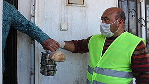 BURHANİYE’DE HER GÜN 250 HANEYE SICAK YEMEK GİDİYOR.