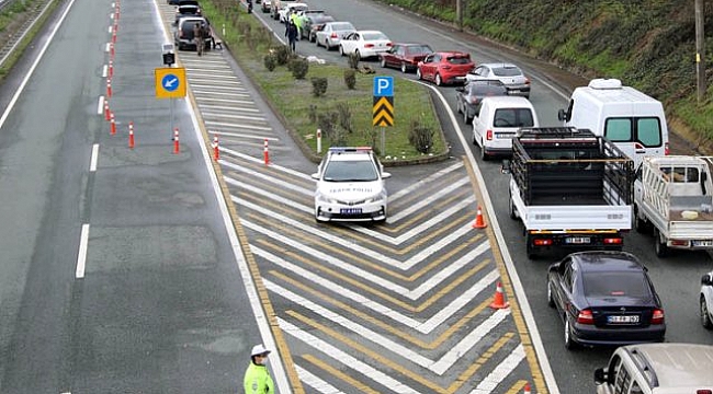 Çay hasadı için gelenler Rize'deki arama noktalarında uzun kuyruklar oluşturdu.